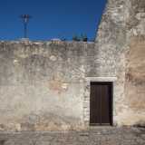 Il volume pi� alto � delimitato lateralmente da un contrafforte trapezoidale che si sviluppa in basso fino ad intersecare il muro di un sottostante vano adibito a sacrestia